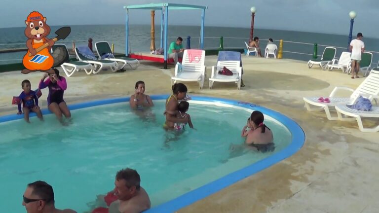 La Elegancia del Dise&ntilde;o Moderno en Piscinas de Vidrio